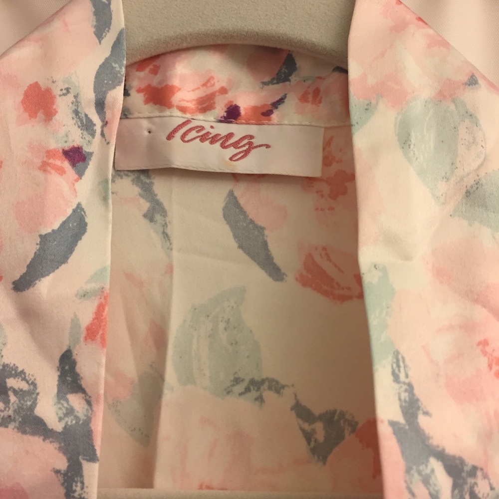 EUC ICING Floral Robe - Picture 8 of 8